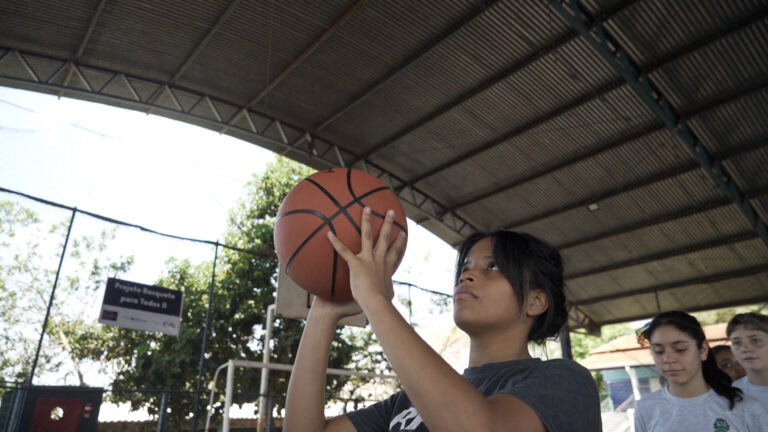 Criança jogando basquete ABEC