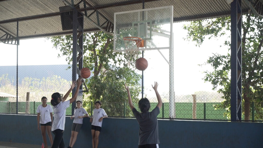 Crianças jogando basquete ASBEC