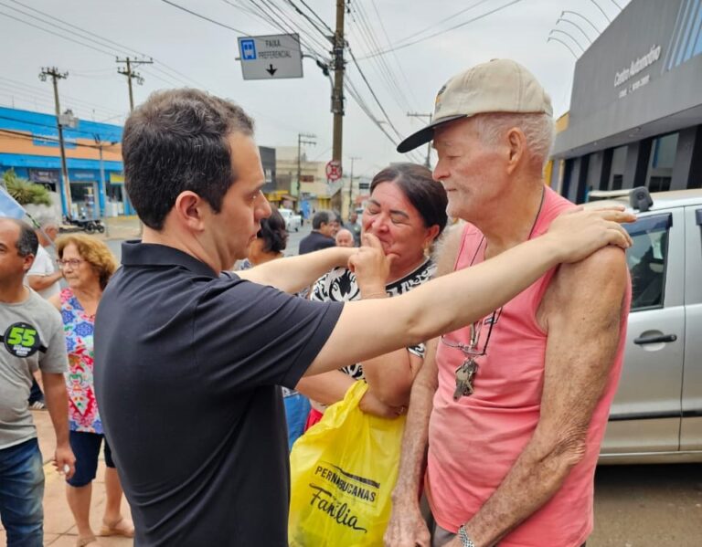 Ricardo Silva com a população da Avenida Dom Pedro