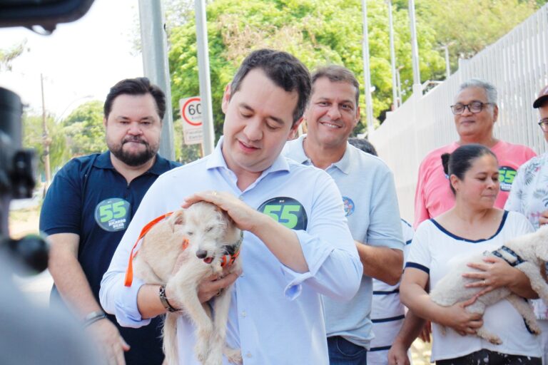 Ricardo Silva com cachorro no colo